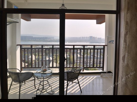 景法店山景阳台大床房