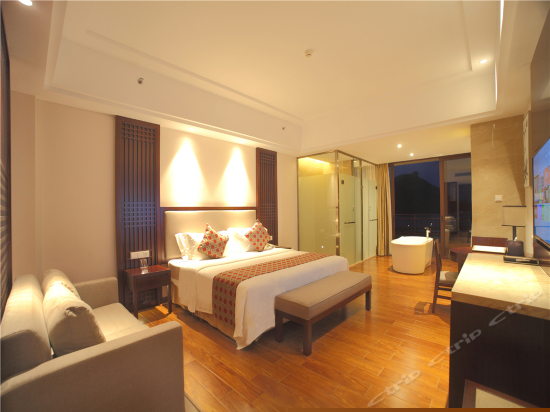 豪华湖景大床房