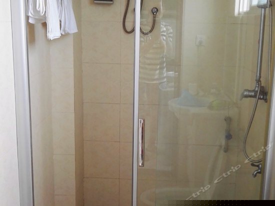 公寓一房一厅三床四人房