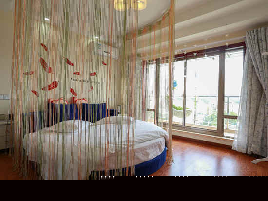 蓝调主题圆床房