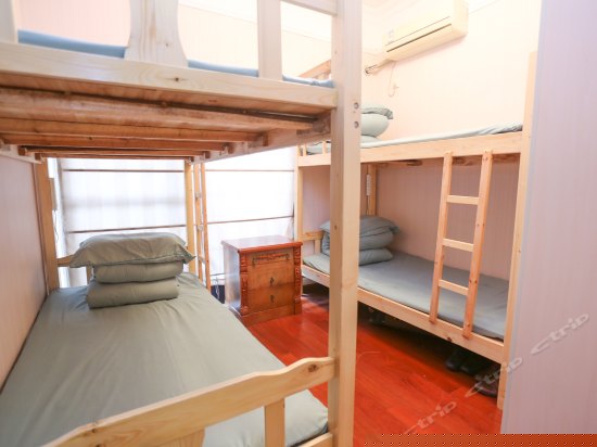 阳光男生床位间