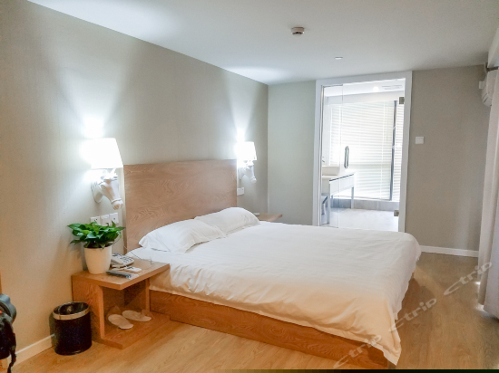 阳光高级大床房