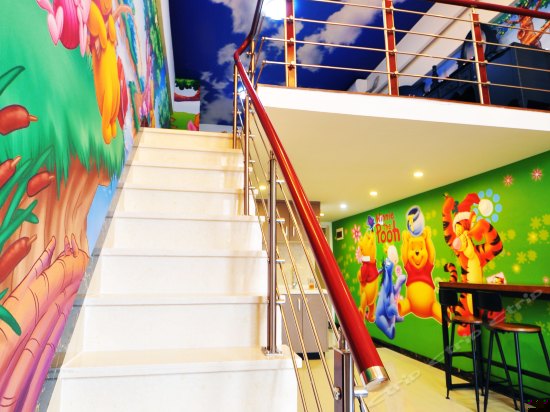 可爱维尼熊主题双床房