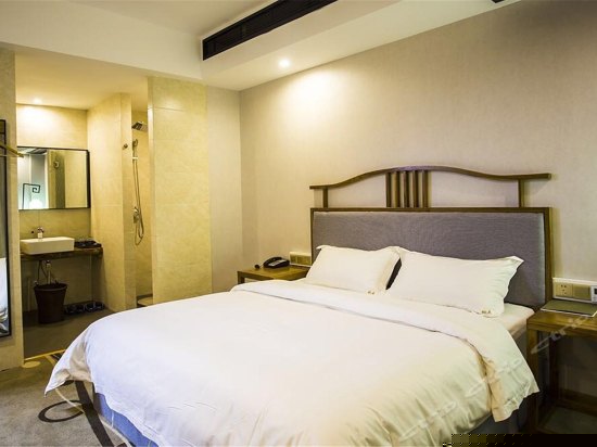 月上梅梢大床房