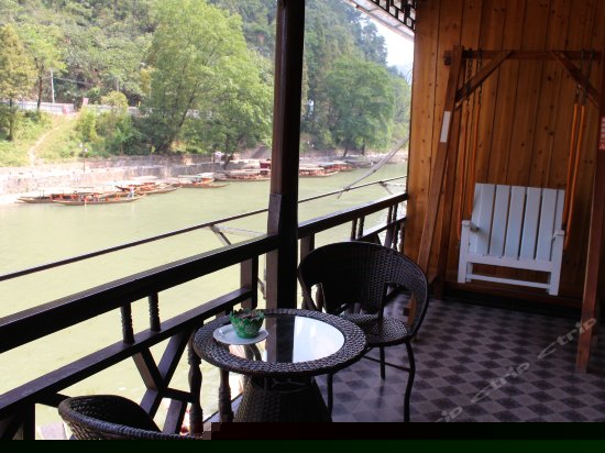 临江大阳台明清大床观景房（泥巴屋）