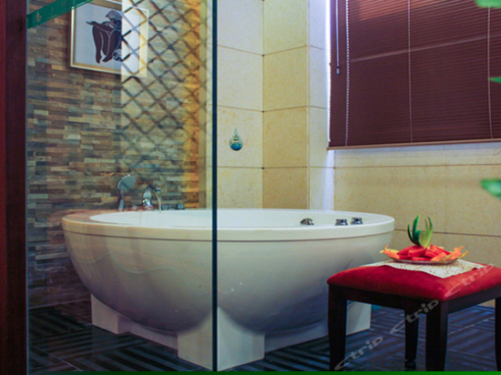 温泉会所豪华大床房