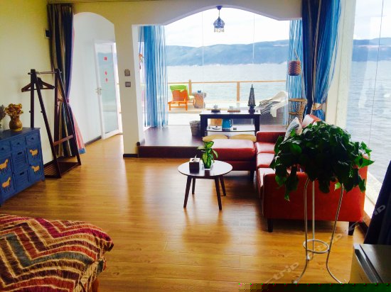 三楼超大露台海景大床房