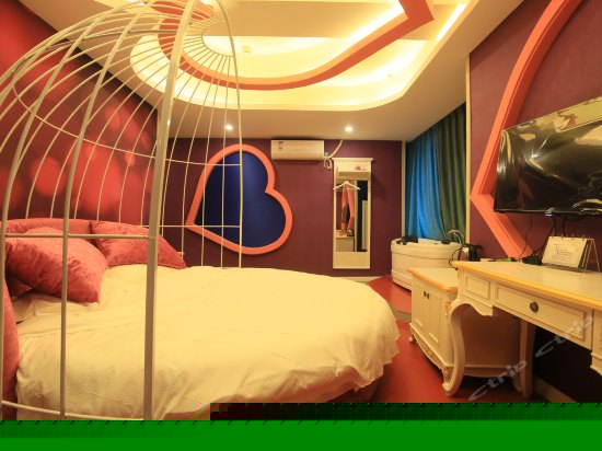 情侣主题圆床房