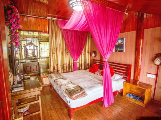 二楼纱幔大床房