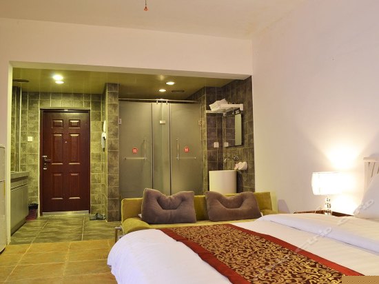 精致园景大床房