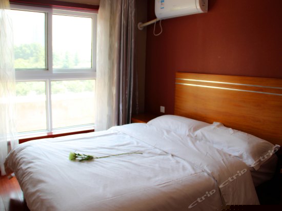 时尚舒适大床房