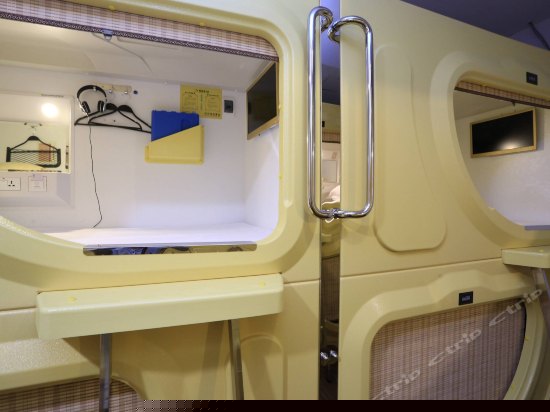 太空舱女宾横舱