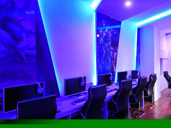 英雄联盟主题电脑房