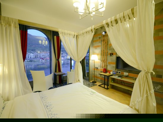 侧面落地窗海景大床房