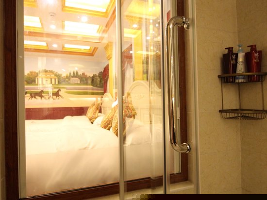 温馨宫廷家庭房