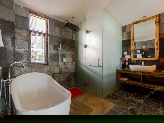 浴缸舒适大床房