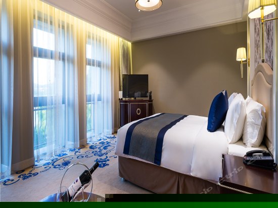 豪华湖景大床房