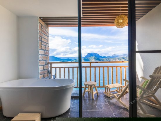 且叮咛270度湖景大床房