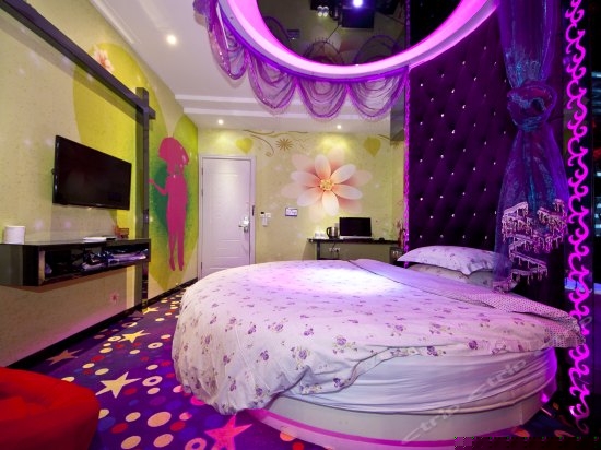 豪华浴缸圆床房