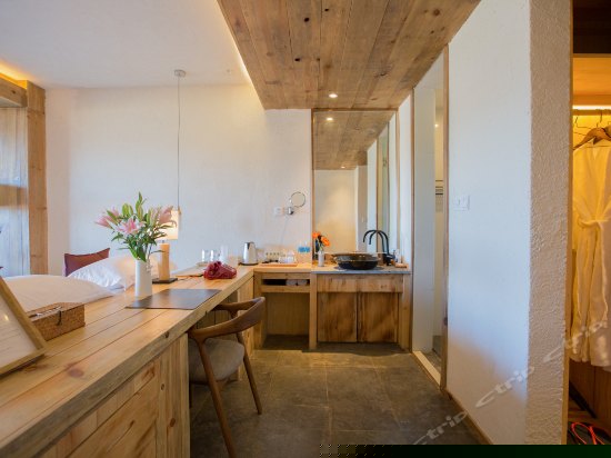 豪华湖景大床房