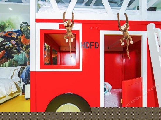 大嘴猴汽车巴士三床房