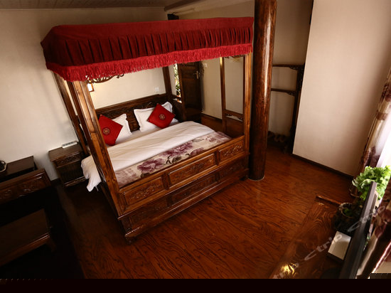 豪华雕花大床房