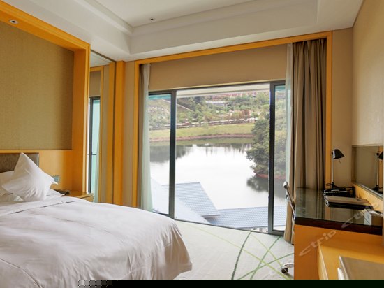 豪华湖景大床房