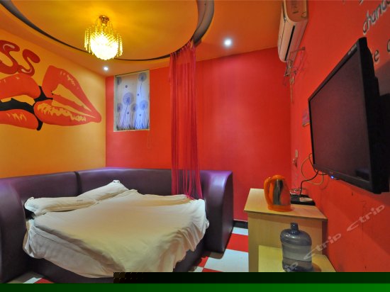 椭圆床情侣主题房