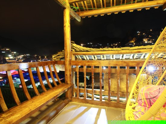 2楼豪华独立观景阳台大床房