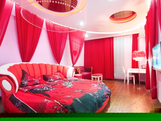 在云端系列圆床房