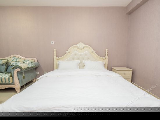 高层奢华大床房