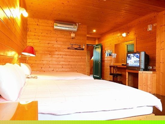 原木窗型四人房