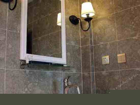 豪华水漾海景大床房