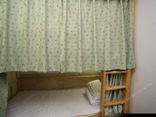 清爽四人床位房