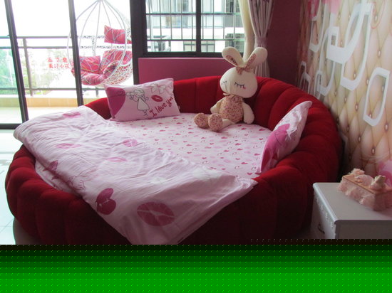 温馨蜜月圆床房