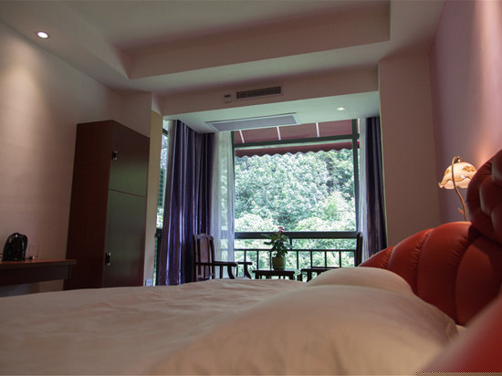 豪华蜜月圆床房