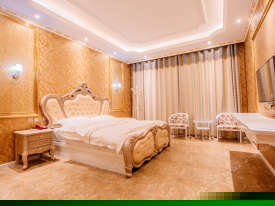 豪华温馨大床房