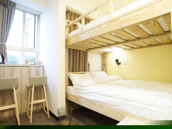 乡村风格温馨四人房