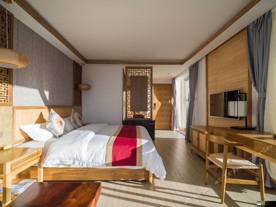 且曼270度湖景大床房