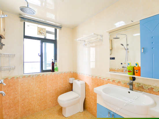 温馨三室一厅套房