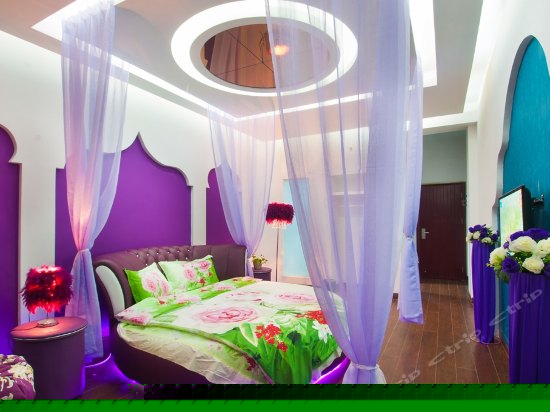 在云端系列圆床房