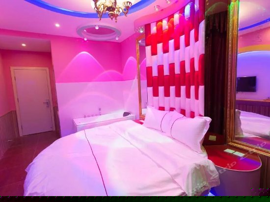 情侣浴缸圆床房