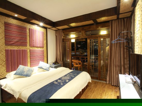 2楼豪华独立观景阳台大床房