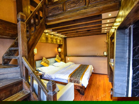 温馨复式家庭房