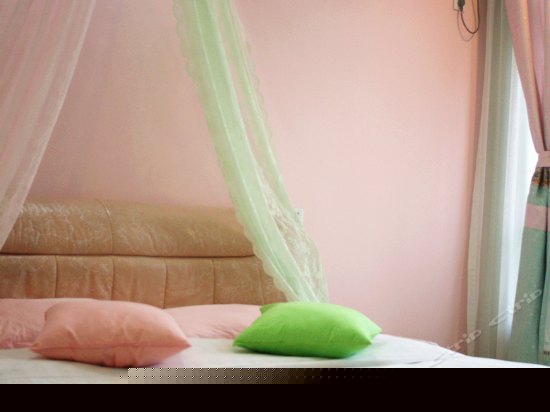 粉+绿撞色主题大床房