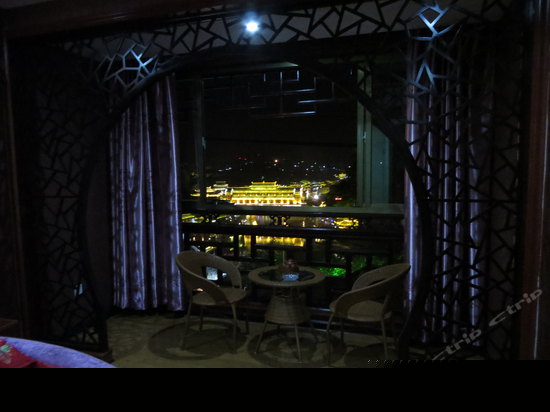 江景蜜月圆床房