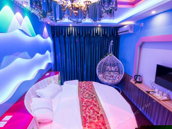 情侣浴缸圆床房