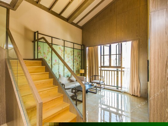 豪华山景阁楼套房