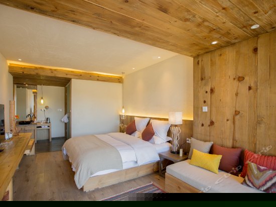 豪华湖景大床房