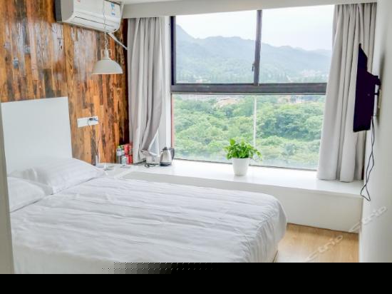 阳光豪华大床房